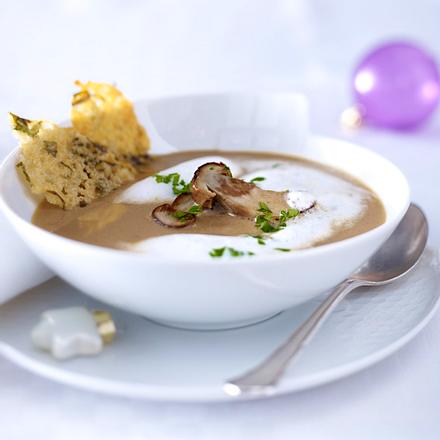 Steinpilzsüppchen mit Parmesan-Petersilien-Chips Rezept