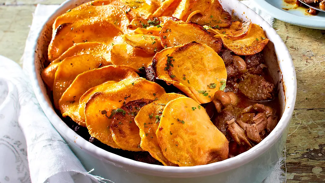 Stew-Auflauf mit Süßkartoffelchips Rezept - Foto: LECKER @ Bauer Media Group Stew-Auflauf mit Süßkartoffelchips Rezept - Foto: LECKER @ Bauer Media Group