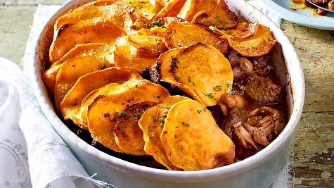 Stew-Auflauf mit Süßkartoffelchips Rezept - Foto: House of Food / Bauer Food Experts KG