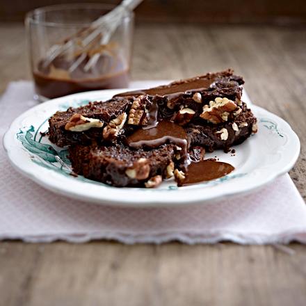 Sticky Chocolate Cake mit Pekannüssen und Schokosoße Rezept Sticky Chocolate Cake mit Pekannüssen und Schokosoße Rezept