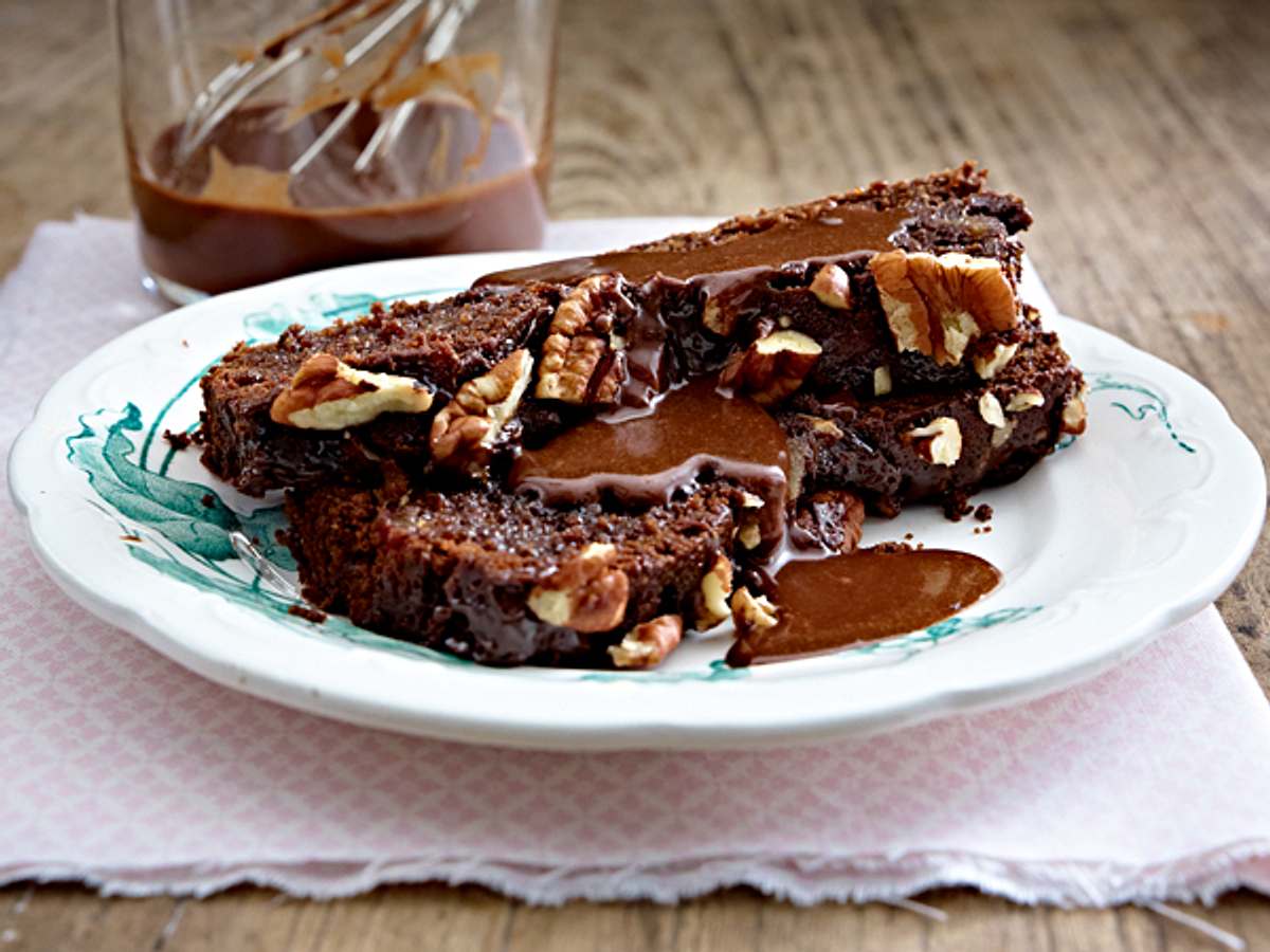 Sticky Chocolate Cake mit Pekannüssen und Schokosoße Rezept