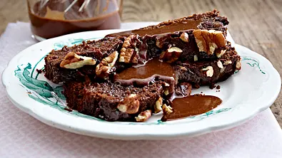 Sticky Chocolate Cake mit Pekannüssen und Schokosoße Rezept - Foto: LECKER @ Bauer Media Group