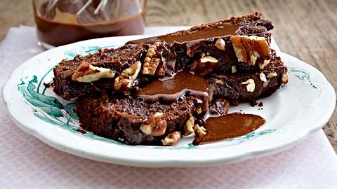 Sticky Chocolate Cake mit Pekannüssen und Schokosoße Rezept - Foto: House of Food / Bauer Food Experts KG