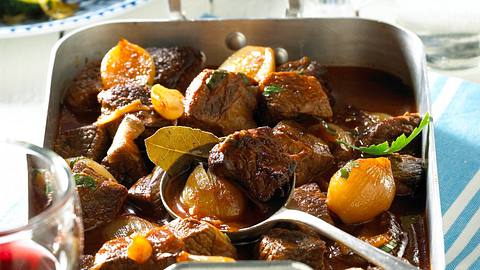 Stifádo (Schmortopf mit Zwiebeln) Rezept - Foto: House of Food / Bauer Food Experts KG
