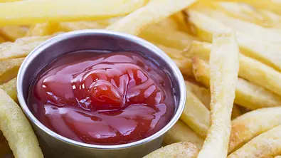 Ein Schälchen mit Tomatenketchup und eine Portion Pommes - Foto: IMAGO / Panthermedia