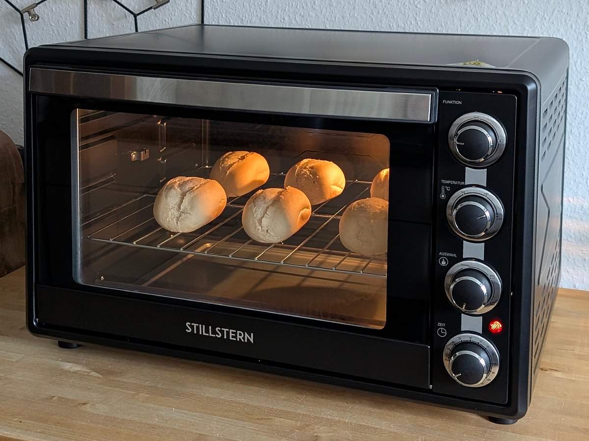 Im großen Stillstern MB60-MX 2G Minibackofen mit Umluft werden Brötchen aufgebacken