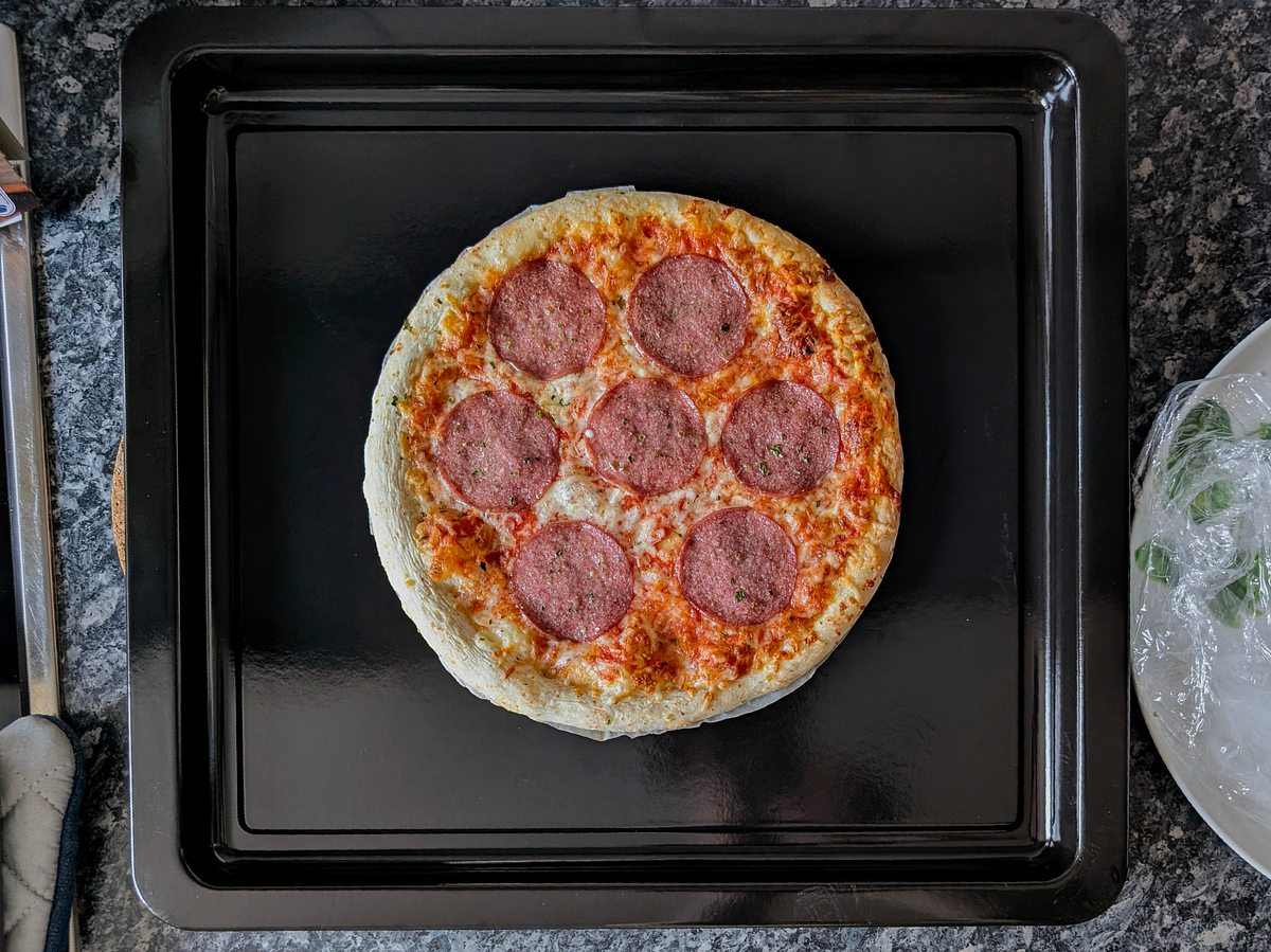 Ungleichmäßig gebräunte TK-Pizza aus dem Stillstern MB60-MX 2G Minibackofen