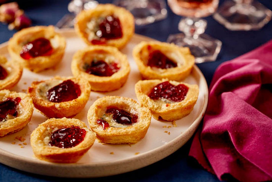 Stilton-Canapés mit Johannisbeerkonfitüre Rezept Stilton-Canapés mit Johannisbeerkonfitüre Rezept