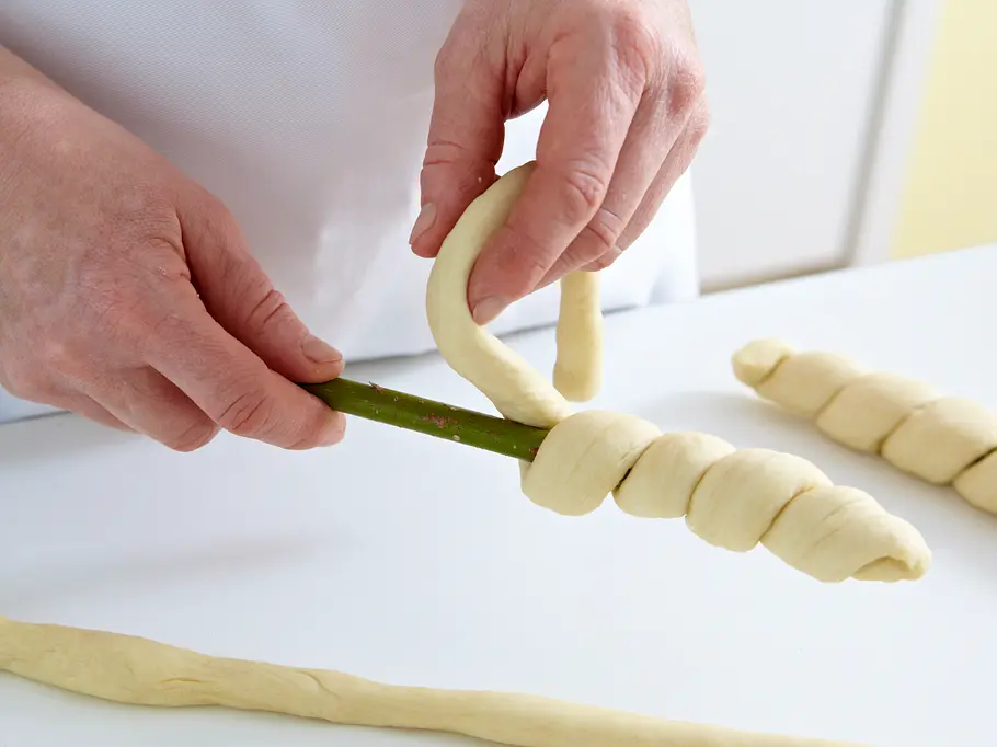 Stockbrotteig um den Stick wickeln Stockbrotteig um den Stick wickeln