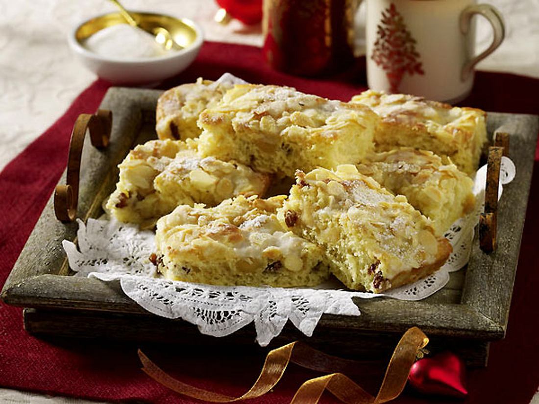 Stollen-Butterkuchen mit Marzipan Rezept | LECKER