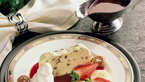 Stracciatella-Eis mit Fruchtsoße Rezept - Foto: House of Food / Bauer Food Experts KG