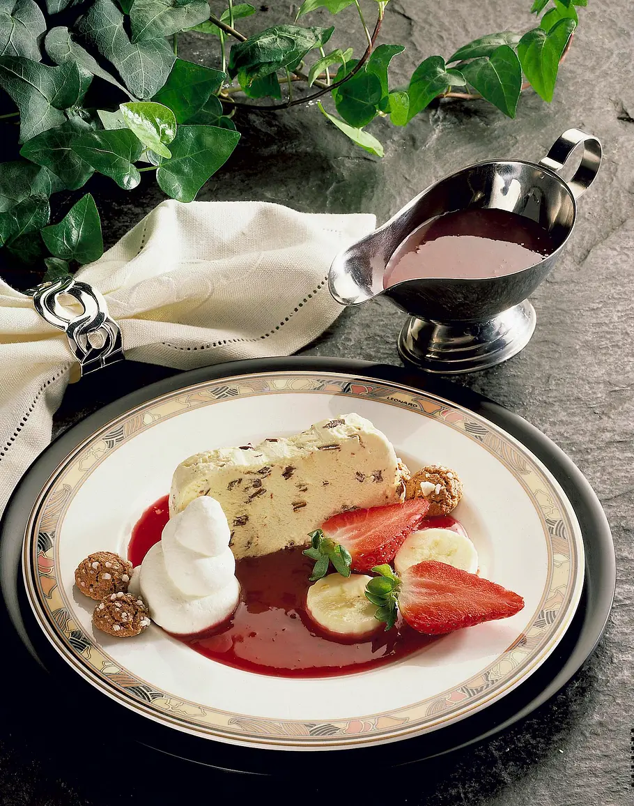 Stracciatella-Eis mit Fruchtsoße Rezept