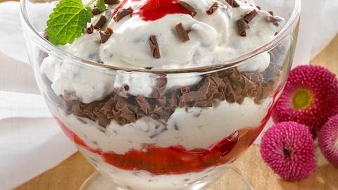 Stracciatella-Joghurt mit Himbeeren Rezept - Foto: House of Food / Bauer Food Experts KG