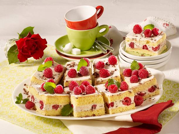 Stracciatella-Joghurt-Schnitten mit Himbeeren Rezept