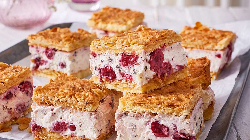 Stracciatella-Kirsch-Bienenstich Rezept - Foto: House of Food / Bauer Food Experts KG