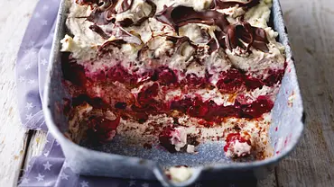 Stracciatella-Kirsch-Lasagne Rezept - Foto: LECKER @ Bauer Media Group