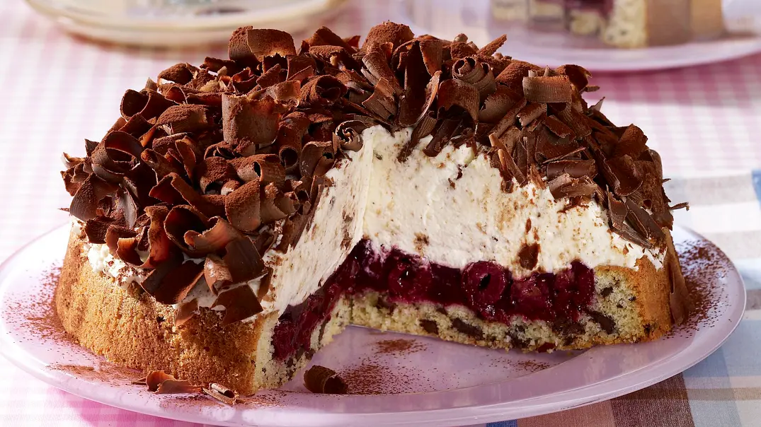 Stracciatella-Kirsch-Torte Rezept - Foto: LECKER @ Bauer Media Group Stracciatella-Kirsch-Torte Rezept - Foto: LECKER @ Bauer Media Group