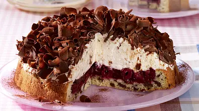 Stracciatella-Kirsch-Torte Rezept - Foto: LECKER @ Bauer Media Group