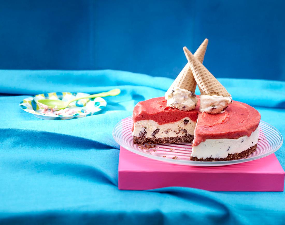 Stracciatella-Minz-Eistorte mit Erdbeersorbet Rezept | LECKER Stracciatella-Minz-Eistorte mit Erdbeersorbet Rezept | LECKER