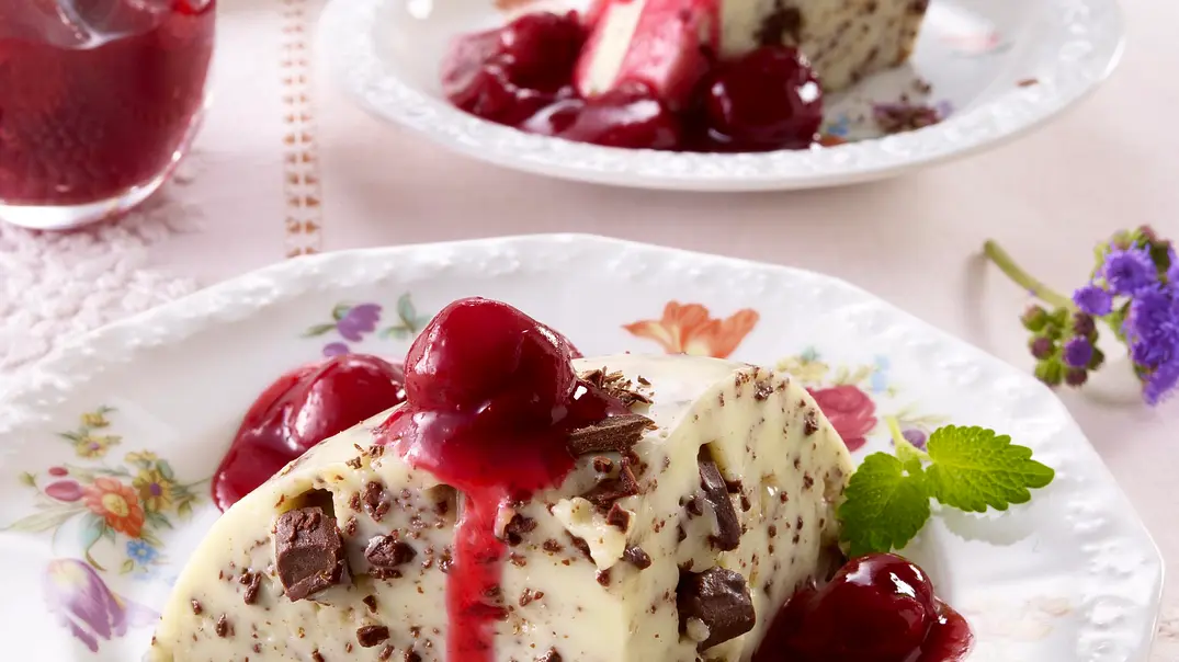 Stracciatella-Panna-Cotta mit Kirschsoße Rezept - Foto: LECKER @ Bauer Media Group Stracciatella-Panna-Cotta mit Kirschsoße Rezept - Foto: LECKER @ Bauer Media Group