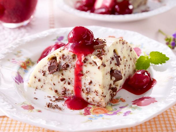 Stracciatella-Panna-Cotta mit Kirschsoße Rezept