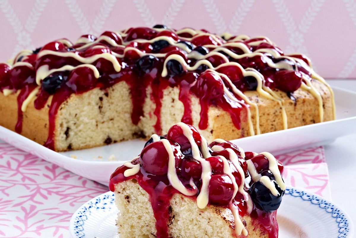 Stracciatella-Rührkuchen mit roter Grütze und Vanillesoße Rezept