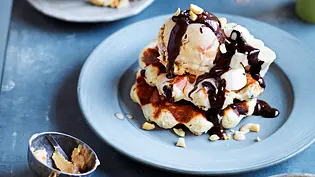 Stracciatella-Waffeln alla Banana-Split Rezept - Foto: LECKER @ Bauer Media Group