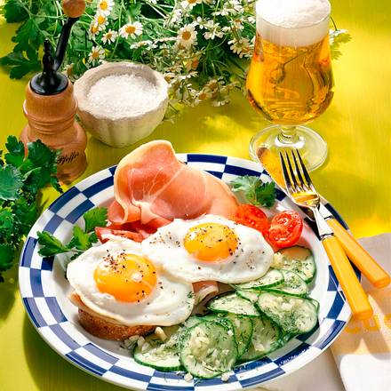 Strammer Max mit Gurkensalat Rezept Strammer Max mit Gurkensalat Rezept