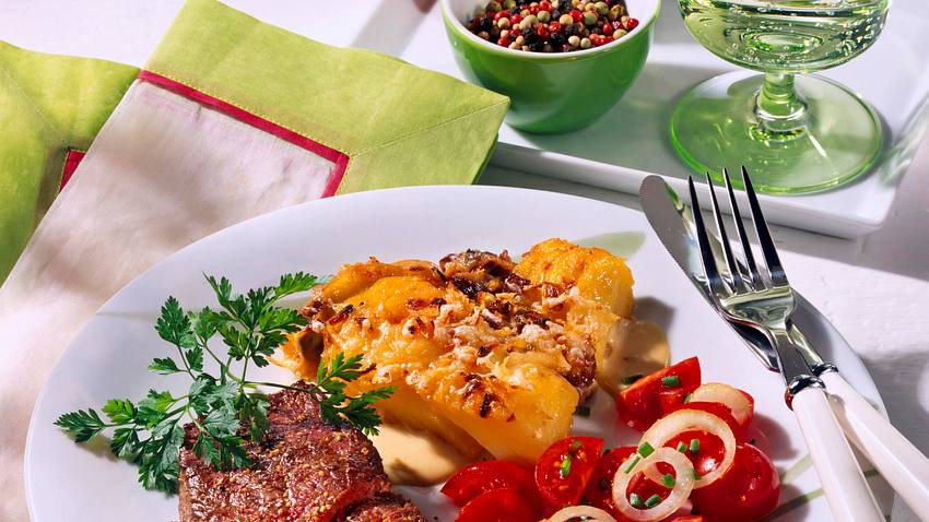 Straußensteak mit Kartoffel-Champignon-Gratin Rezept - Foto: House of Food / Bauer Food Experts KG