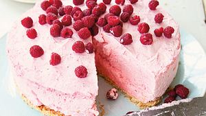 Strawberry Cloudcake (Geeiste Erdbeertorte mit Himbeer-Topping) Rezept - Foto: House of Food / Bauer Food Experts KG