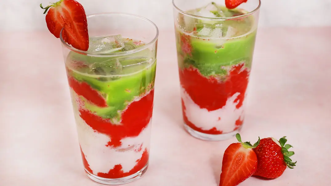 Strawberry Matcha Latte in zwei Gläsern - Foto: Andrea Sommer / LECKER.de Strawberry Matcha Latte in zwei Gläsern - Foto: Andrea Sommer / LECKER.de
