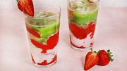 Strawberry Matcha Latte in zwei Gläsern - Foto: Andrea Sommer / LECKER.de