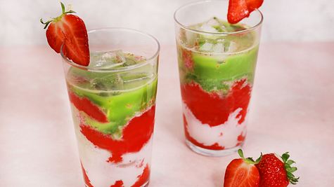 Strawberry Matcha Latte in zwei Gläsern - Foto: Andrea Sommer / LECKER.de