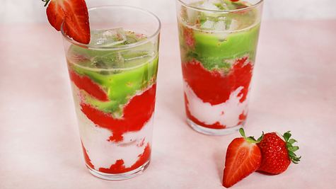 Strawberry Matcha Latte in zwei Gläsern - Foto: Andrea Sommer / LECKER.de