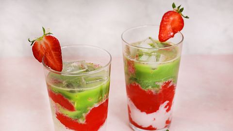 Strawberry Matcha Latte in zwei Gläsern - Foto: Andrea Sommer / LECKER.de