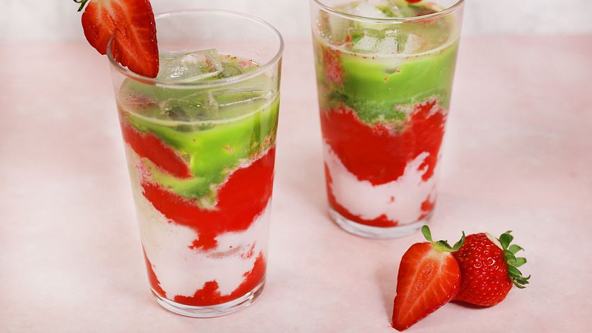 Strawberry Matcha Latte in zwei Gläsern - Foto: Andrea Sommer / LECKER.de