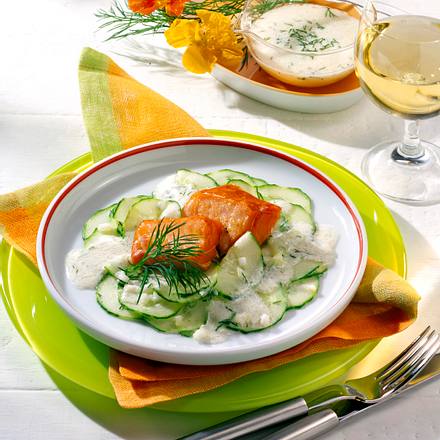 Stremel-Lachs auf Gurkensalat Rezept Stremel-Lachs auf Gurkensalat Rezept