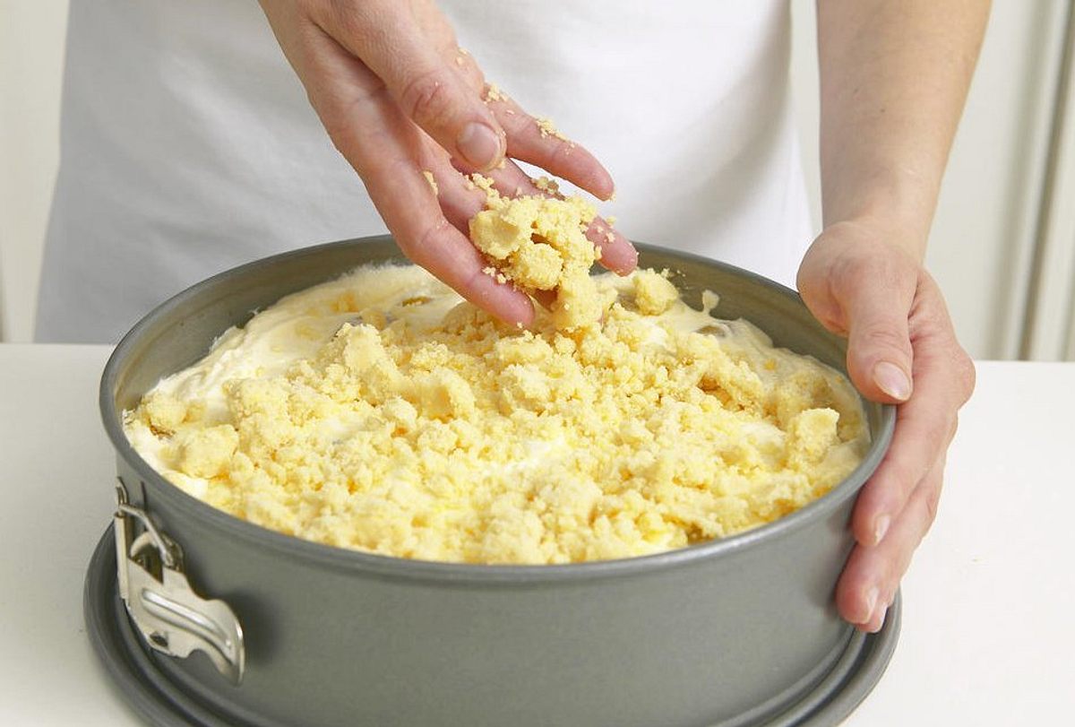 Streuselteig - streusel_auf_kuchen_geben