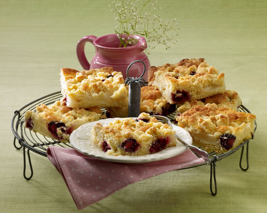 Streusel-Blechkuchen mit Birnen und Brombeeren Rezept | LECKER