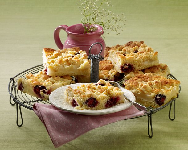 Streusel-Blechkuchen mit Birnen und Brombeeren Rezept Streusel-Blechkuchen mit Birnen und Brombeeren Rezept