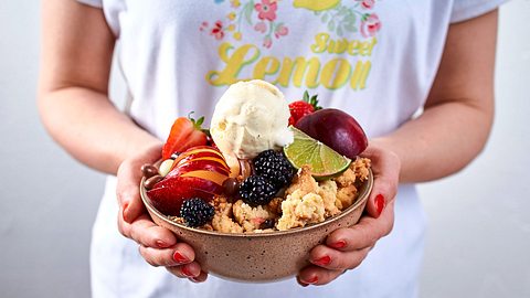 Streusel-Bowl mit Früchte-Allerlei Rezept - Foto: House of Food / Bauer Food Experts KG