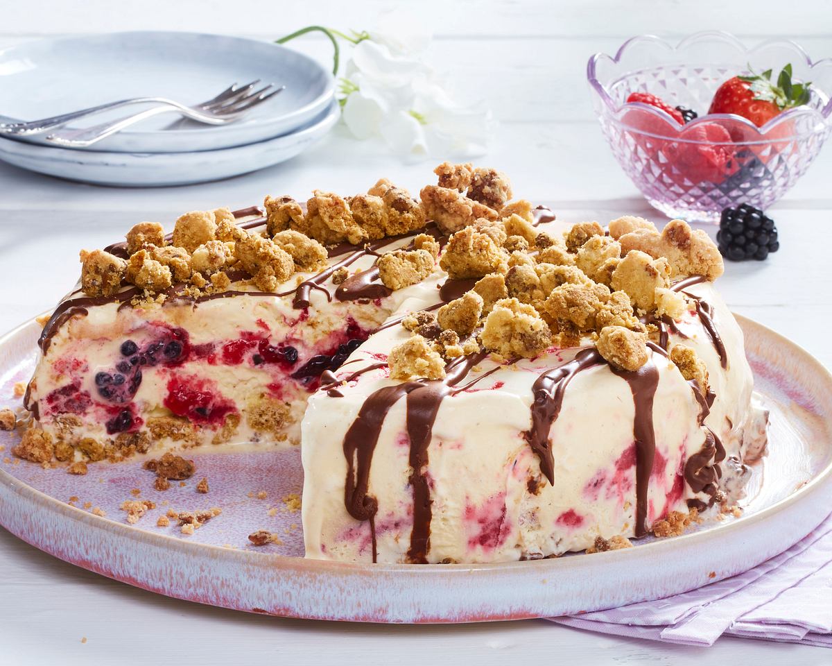 Streusel-Eistorte mit Beeren Rezept