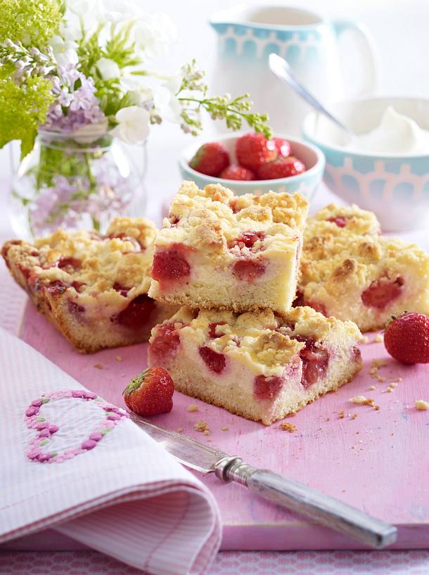 Streusel-Erdbeerkuchen vom Blech Rezept | LECKER