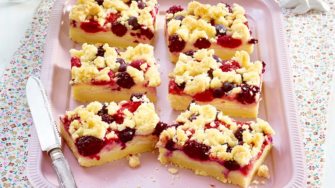 Streusel-Pudding-Schnitten mit Beeren Rezept - Foto: LECKER @ Bauer Media Group Streusel-Pudding-Schnitten mit Beeren Rezept - Foto: LECKER @ Bauer Media Group