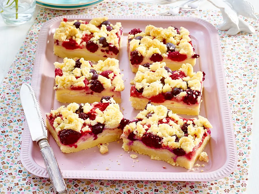 Streusel-Pudding-Schnitten mit Beeren Rezept