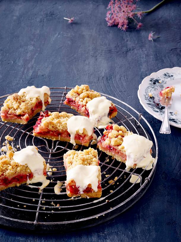 Streusel-Schnitten mit Apfel und Preiselbeere Rezept | LECKER