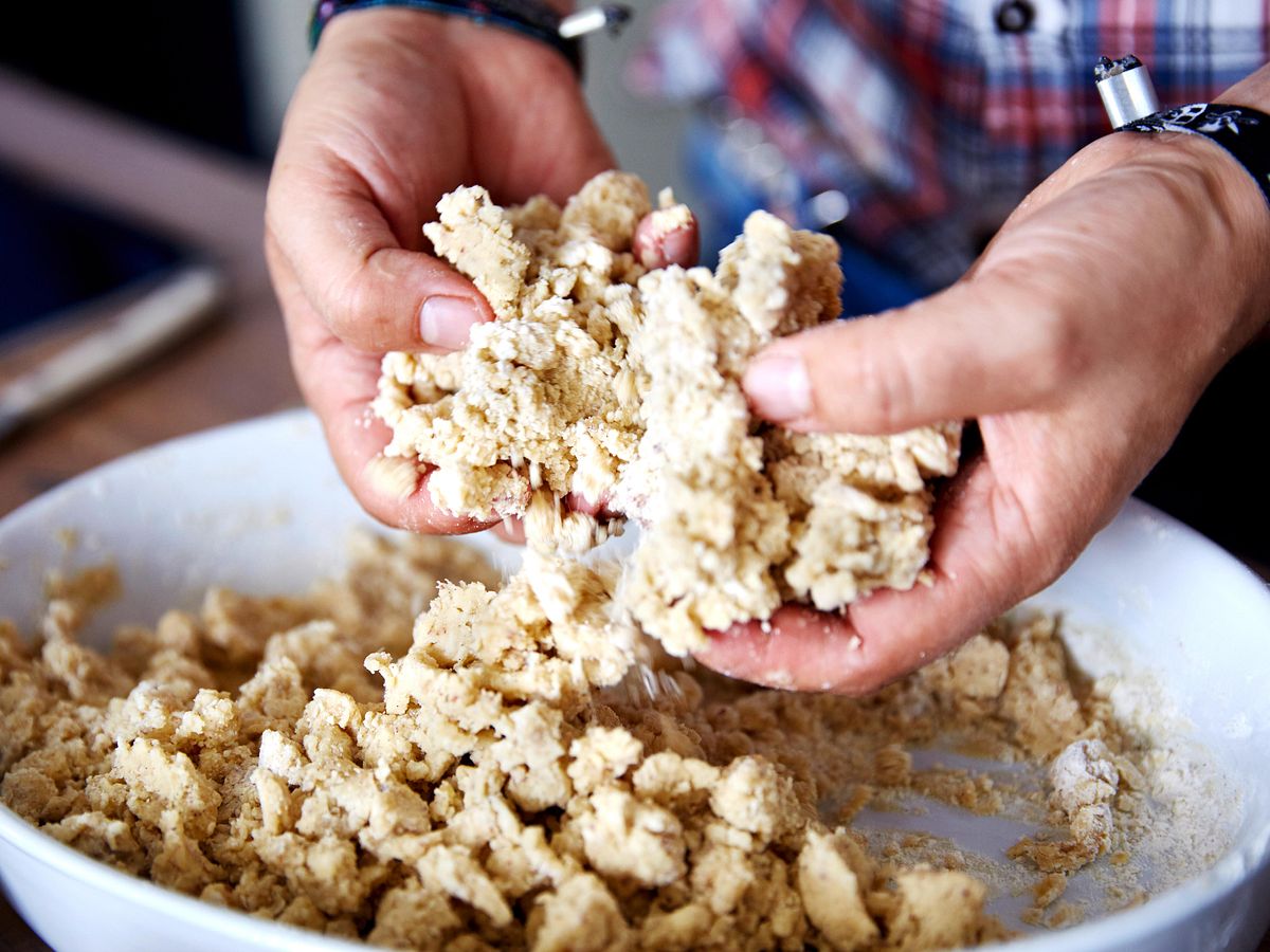 Die perfekten Streusel für Rhabarber-Crumble