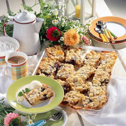 Streuselkuchen mit dreierlei Früchten Rezept Streuselkuchen mit dreierlei Früchten Rezept