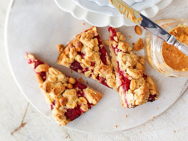 Streuselkuchen mit Erdnusscreme und Himbeeren Rezept Streuselkuchen mit Erdnusscreme und Himbeeren Rezept