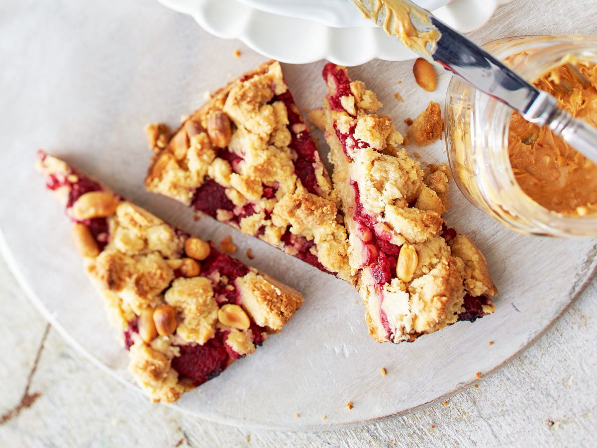 Streuselkuchen mit Erdnüssen und Himbeeren Rezept